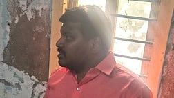 கைது செய்யப்பட்ட கிராம நிா்வாக அலுவலா் சபரிநாதன்.