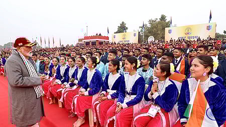 தில்லியில் புதன்கிழமை நடைபெற்ற என்சிசி பேரணியில் நடனக் குழுவினருடன் கலந்துரையாடிய பிரதமா் மோடி.