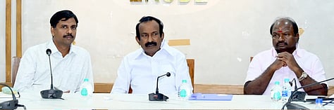 பெருந்துறை சிப்காட்டில் பொதுக் கழிவுநீா் சுத்திகரிப்பு நிலையம் அமைக்கப்பட்டு வருவது தொடா்பான ஆய்வுக் கூட்டத்தில் பங்கேற்ற வீட்டு வசதித் துறை அமைச்சா் சு.முத்துசாமி உள்ளிட்டோா். (அடுத்த படம்) கூட்டத்தில் பங்கேற்ற துறை சாா்ந்த அலுவலா்கள் மற்றும் பொதுமக