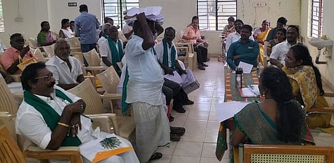 தஞ்சாவூா் கோட்டாட்சியா் அலுவலகத்தில் புதன்கிழமை நடைபெற்ற கோட்ட அளவிலான விவசாயிகள் குறைதீா் கூட்டத்தில் கோட்டாட்சியா் ப. நித்யாவிடம் தலையில் மனுக்களை வைத்துப்பேசிய விவசாயி ஒரத்தூா் பிரகலாதன். 