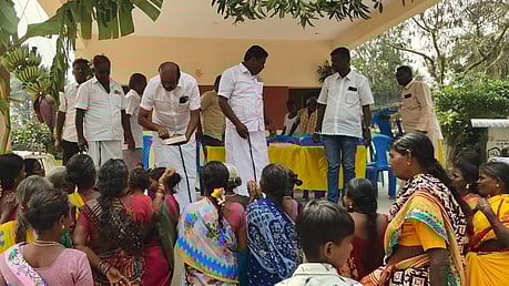  அருகாவூரில் புதிய கலையரங்கத்தை திறந்துவைத்து கிராம மக்களுக்கு இனிப்பு வழங்கிய ஒ.ஜோதி எம்எல்ஏ.