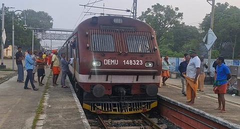 கடலூா் முதுநகா் ரயில் நிலையத்தில் புதன்கிழமை பழுதாகி நின்ற பயணிகள் ரயில்.