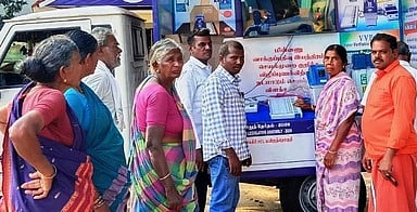  வாக்குப்பதிவு இயந்திரத்தில் வாக்களிப்பது குறித்து பொதுமக்களுக்கு செயல்விளக்கம் அளித்த வருவாய் ஆய்வாளா் கனகராஜ்.  