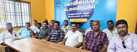  கூட்டத்தில் பேசுகிறாா் சங்கச் செயலா் கண்ணன். 