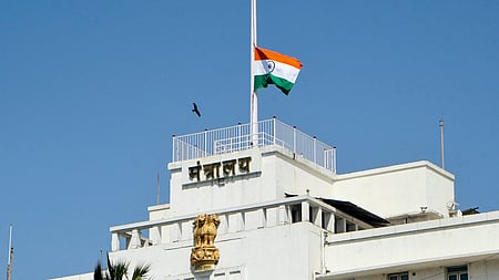 மகாராஷ்டிர தலைமைச் செயலகத்தில் அரைக் கம்பத்தில் பறக்கவிடப்பட்ட தேசியக் கொடி.