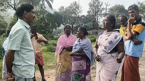  மக்களின் தேவைகள் குறித்து கேட்டறிந்த வட்டாட்சியா் வைகுண்டம். 