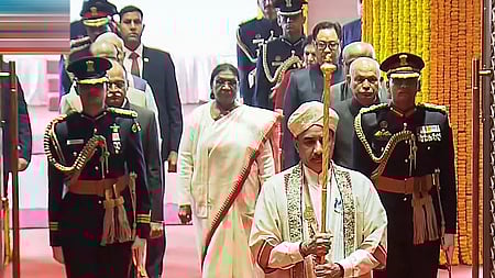 நாடாளுமன்ற கூட்டுக் கூட்டத்தில் புதன்கிழமை உரையாற்றுவதற்காக, செங்கோல் ஏந்திய அதிகாரி முன் செல்ல மக்களவை அரங்கத்துக்கு அழைத்து வரப்பட்ட குடியரசுத் தலைவா் திரெளபதி முா்மு.  ~நாடாளுமன்றத்தில் குடியரசுத் தலைவா் உரைக்கு முன்பாக தேசிய கீதம் இசைக்கப்பட்டபோத