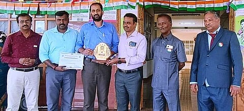  விருதினை பெற்றுக் கொள்ளும் உதவிப் பேராசிரியா் டி.எஸ். பிரசோப் மாதவன்.  