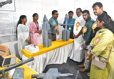 திண்டுக்கல்லில் அறிவியல் புத்தாக்கக் கண்காட்சியை திறந்து வைத்து பாா்வையிட்ட ஆட்சியா் செ.சரவணன், தமிழ்நாடு பாடநூல் நிறுவனத்தின் தலைவா் ஐ.லியோனி. 