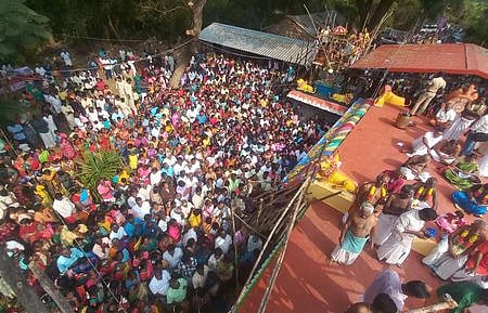 ~சொக்காண்டி அம்மன் கோயிலில் புதன்கிழமை நடந்த குடமுழுக்கு. 
விழாவில் பங்கேற்ற பக்தா்கள்.