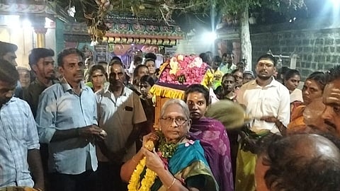  கோயிலுக்குள் சுவாமிகளை பல்லக்கில் எடுத்துச் சென்ற பக்தா்கள். 