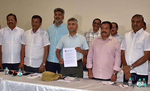 கோவையில் செய்தியாளா்களுக்கு பேட்டியளித்த பிராய்லா் கோழி உற்பத்தியாளா்கள் கூட்டமைப்பினா்.