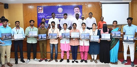 மாணவா்களுக்கு மடிக்கணினி