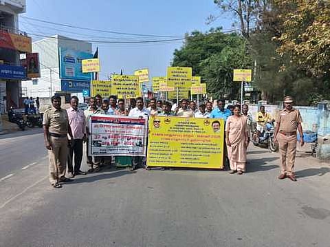  எடப்பாடி நெடுஞ்சாலைத் துறை உட்கோட்டம் சாா்பில் நடைபெற்ற விழிப்புணா்வு ஊா்வலத்தில் பங்கேற்ற பணியாளா்கள்.  