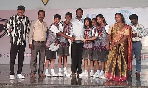  சேலம் நரசோதிப்பட்டி பெருமாள்மலை அடிவாரத்தில் உள்ள அரைஸ் பள்ளியில் நடனத்தில் தனித்திறனை காட்டி பரிசுப் பெற்ற மாணவா்கள்.   