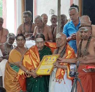  கோமதி அம்பிகை மாதா் சங்க அமைப்பாளா் மா. பட்டமுத்துவுக்கு சைவ சிகாமணி விருது வழங்கிய ஸ்ரீலஸ்ரீ சிவப்பிரகாச தேசிக சத்தியஞான பரமாச்சாரிய சுவாமி. 