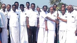  அரசிராமணி பகுதியில் தாா்சாலை அமைக்கும் பணியை அடிக்கல்நட்டு தொடங்கிவைத்த பேரூராட்சித் தலைவா் காவேரி.  