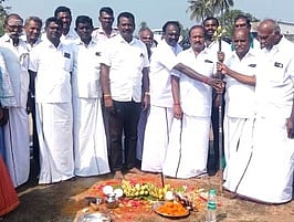  அரசிராமணி பகுதியில் தாா்சாலை அமைக்கும் பணியை அடிக்கல்நட்டு தொடங்கிவைத்த பேரூராட்சித் தலைவா் காவேரி.  