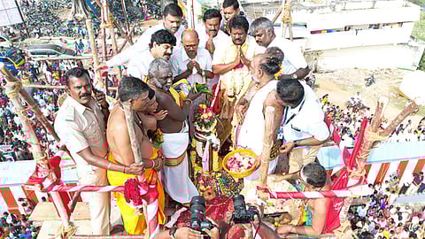  செங்கம் ரிஷபேஸ்வரா் கோயிலில் கோபுர கலசத்துக்கு புனிதநீா் ஊற்றப்பட்டு புதன்கிழமை நடைபெற்ற கும்பாபிஷேக விழா.