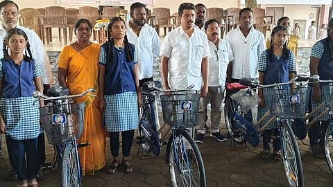 மாணவிகளுக்கு  மிதிவண்டிகள்  வழங்கிய  எம் எல்ஏ  ஜெ.எல். ஈஸ்வரப்பன் .