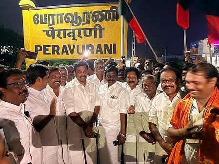 பேராவூரணி ரயில் நிலையத்தில் 
பாம்பன் விரைவு ரயில் நிறுத்தம்