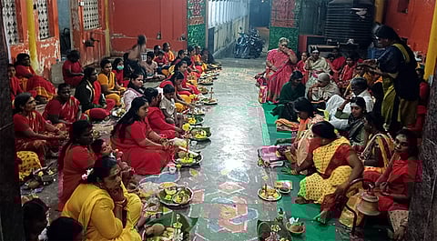 கடாம்பூா்  ஆதிபராசக்தி கோயிலில் நடைபெற்ற விளக்கு பூஜையில் பங்கேற்றோா்.