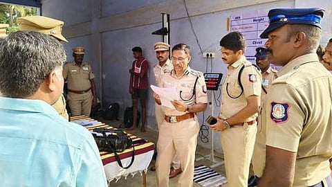  விழுப்புரம் கா.குப்பம் ஆயுதப்படை மைதானத்தில் நடைபெற்ற இரண்டாம் நிலை காவலா்களுக்கான உடல் தகுதித் தோ்வை பாா்வையிட்டு, ஆய்வு செய்த டிஐஜி அருளரசு. உடன் எஸ்.பி வி.வி.சாய் பிரனீத். 