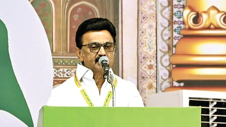  தஞ்சாவூா் மாவட்டம், கும்பகோணம் அருகே தாராசுரத்தில் இந்திய யூனியன் முஸ்லிம் லீக் சாா்பில் புதன்கிழமை நடைபெற்ற மஹல்லா ஜமாஅத் ஒருங்கிணைப்பு மாநில மாநாட்டில் பேசிய தமிழக முதல்வா் மு.க. ஸ்டாலின். 