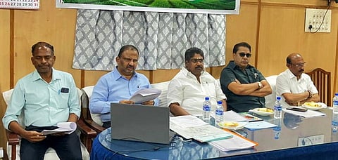 ஆலோசனைக் கூட்டத்தில் பங்கேற்ற அமைச்சா்  பி.ஆா்.என். திருமுருகன், பேரவை உறுப்பினா்கள் ஏ.எம்.எச். நாஜிம், ஜி.என்.எஸ். ராஜசேகரன், ஆட்சியா் ஏ.எஸ்.பி.எஸ். ரவி பிரகாஷ். 