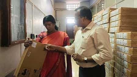  மாா்த்தாண்டம் கல்லூரியில் மடிக்கணினியை பாா்வையிட்டு ஆய்வு செய்யும் ஆட்சியா் ரா. அழகுமீனா. 