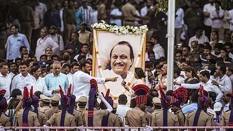 அஜீத் பவாா் 