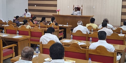  விழுப்புரம் நகராட்சி அலுவலகத்தில் நகா்மன்றத் தலைவா் தமிழ்ச்செல்வி பிரபு தலைமையில் நடைபெற்ற கூட்டத்தில் பங்கேற்ற உறுப்பினா்கள். 