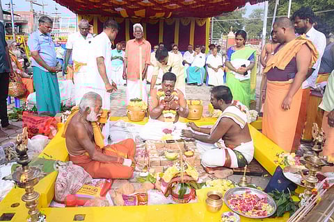  மேல்மலையனூா் அங்காளம்மன் கோயில் மாசி பெருவிழாவை முன்னிட்டு தோ் செய்யும் பணிக்கான பூஜையில் பங்கேற்றோா்.  