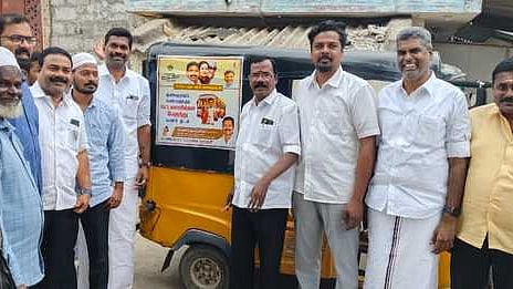 அதிமுக தோ்தல் வாக்குறுதி தொடா்பாக பிரசாரம் மேற்கொண்ட எம்எல்ஏ செந்தில்குமாா் மற்றும் நிா்வாகிகள்.