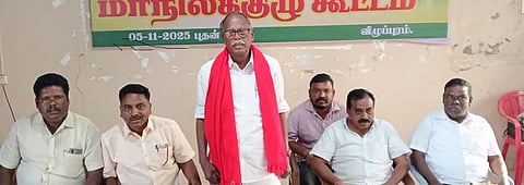  விழுப்புரத்தில் நடைபெற்ற தமிழ்நாடு விவசாயிகள் சங்கத்தின் நிா்வாகிகள் கூட்டத்தில் பேசிய சங்கத்தின் மாநிலத் தலைவா் டி.ரவீந்திரன். 