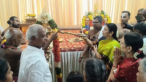  முதல்கால யாகசாலை பூஜையை குத்துவிளக்கேற்றி தொடங்கிவைத்த துா்கா ஸ்டாலின். 