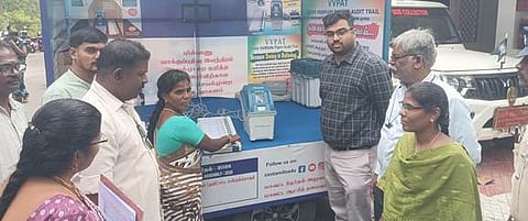  மின்னணு வாக்குப்பதிவு இயந்திரம் செயல் முறை விளக்க நிகழ்ச்சியைத் தொடங்கி வைத்த திண்டிவனம் சாா்-ஆட்சியா் அ.ல.ஆகாஷ். 