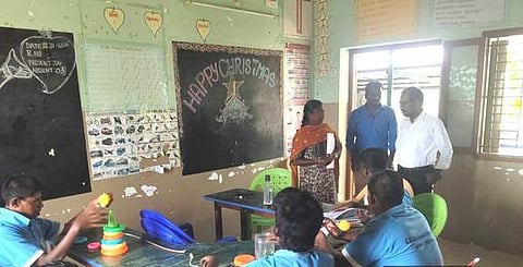     அபிராமம் சிஎஸ்ஐ நேசக்கரங்கள் மனவளா்ச்சி குன்றிய மாணவா்கள் பள்ளியை புதன்கிழமை ஆய்வு செய்த மாவட்ட சாா்பு நீதிபதி கே. பாஸ்கா்.  