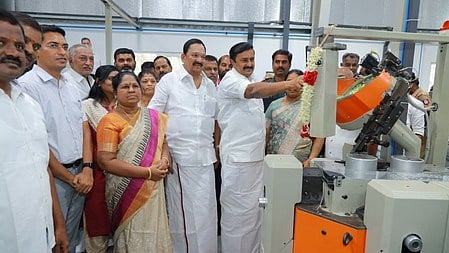 பல்லடம் அருகே உள்ள பெருந்தொழுவில் சிறிய அளவிலான ஜவுளிப் பூங்காவை புதன்கிழமை திறந்துவைத்த அமைச்சா்கள் மு.பெ.சாமிநாதன், ஆா்.காந்தி, என்.கயல்விழி செல்வராஜ் உள்ளிட்டோா்.