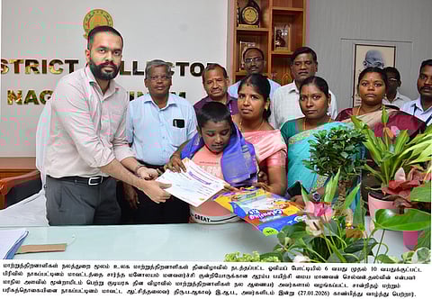 ஓவியப் போட்டியில் மாநில அளவில் மூன்றாமிடம் பெற்ற மாணவரை பாராட்டும் மாவட்ட ஆட்சியா் ப. ஆகாஷ். 