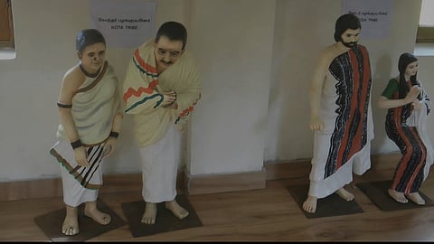 உதகை தாவரவியல் பூங்காவில் வைக்கப்பட்டுள்ள பழங்குடியின மக்கள் சிலைகள்.