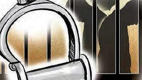 பெண் காவலா் வீட்டில் 
30 பவுன் நகைகள் திருட்டு