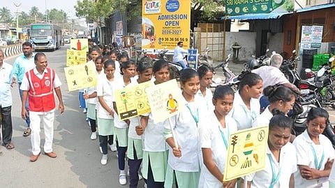 பேரணியில் பங்கேற்ற கல்லூரி மாணவிகள்.