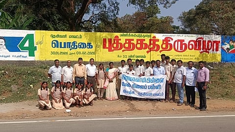  புத்தகத் திருவிழாவிற்கு சுவா் ஓவியம் வரைந்த இலஞ்சி பள்ளி மாணவா்கள்.