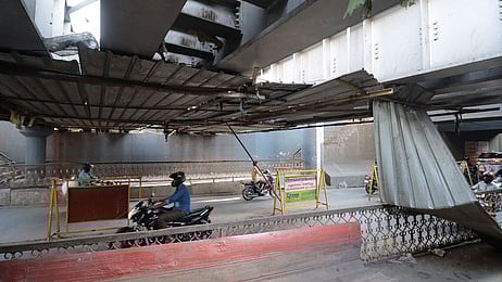 அந்தரத்தில் தொங்கும் தகர சீட்டுகள்...