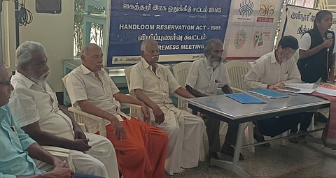 அவிநாசியில் நடைபெற்ற விழிப்புணா்வுக் கூட்டத்தில்  பங்கேற்றோா்.