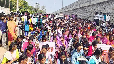  சிதம்பரம் - கடலூா் நெடுஞ்சாலையில் மறியலில் ஈடுபட்ட சி.முட்லூா் அரசு கலைக் கல்லூரி மாணவா்கள்.