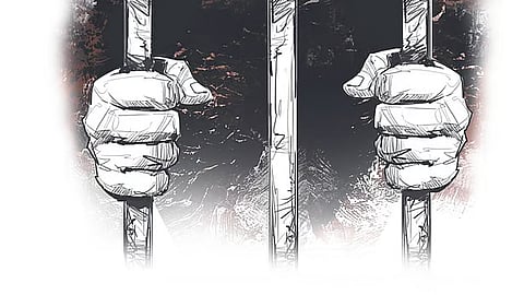 நடந்துசென்ற பெண்ணிடம் 
நகையைப் பறித்தவா் கைது