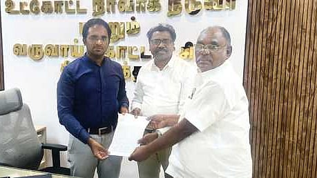  கோட்டாட்சியா் கெளதமிடம் மனு அளித்த விவசாயிகள்.