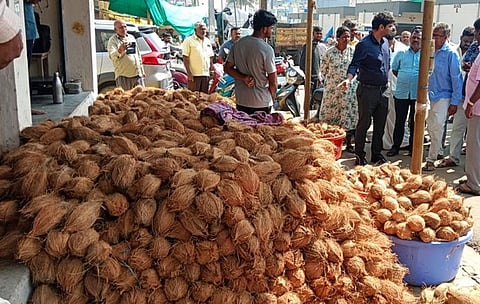 ஒசூா் எம்ஜிஆா் மாா்க்கெட்டில் ஆய்வுசெய்த ஆணையா் முகமத் ஷபீா் ஆலம்.